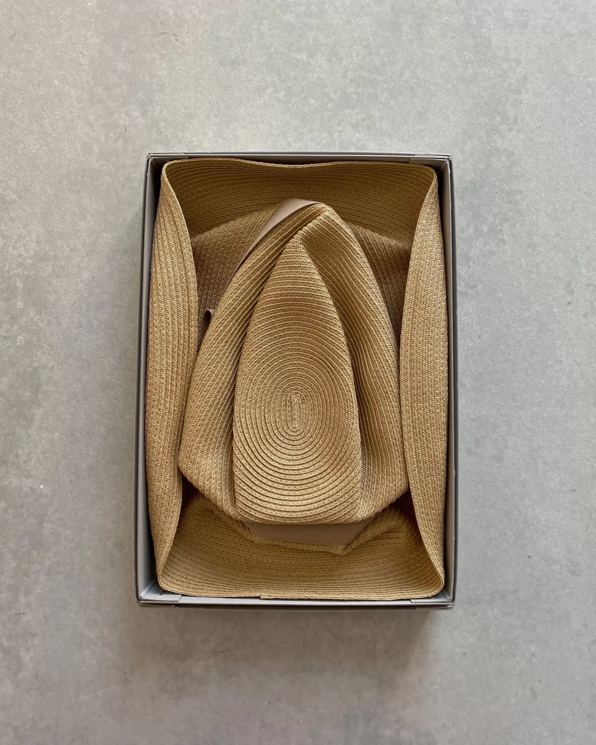 mature ha : Chapeau En Boite En Sable Avec Ruban Gousse De Vanille Shop