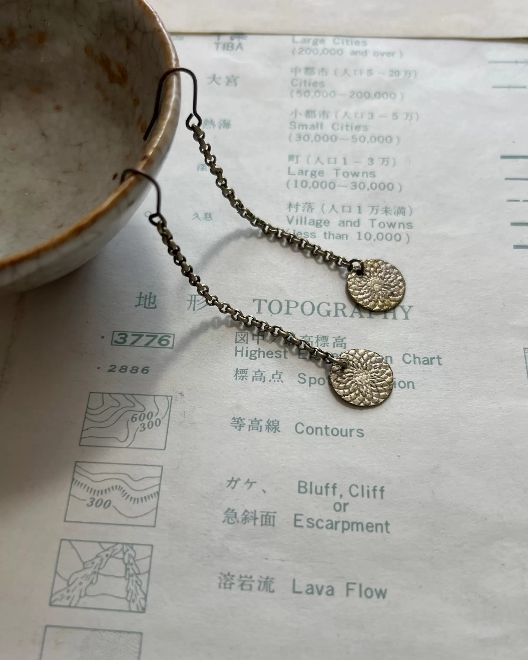 modern marcel : Boucles D'Oreilles Chrysantheme Vintage Sale