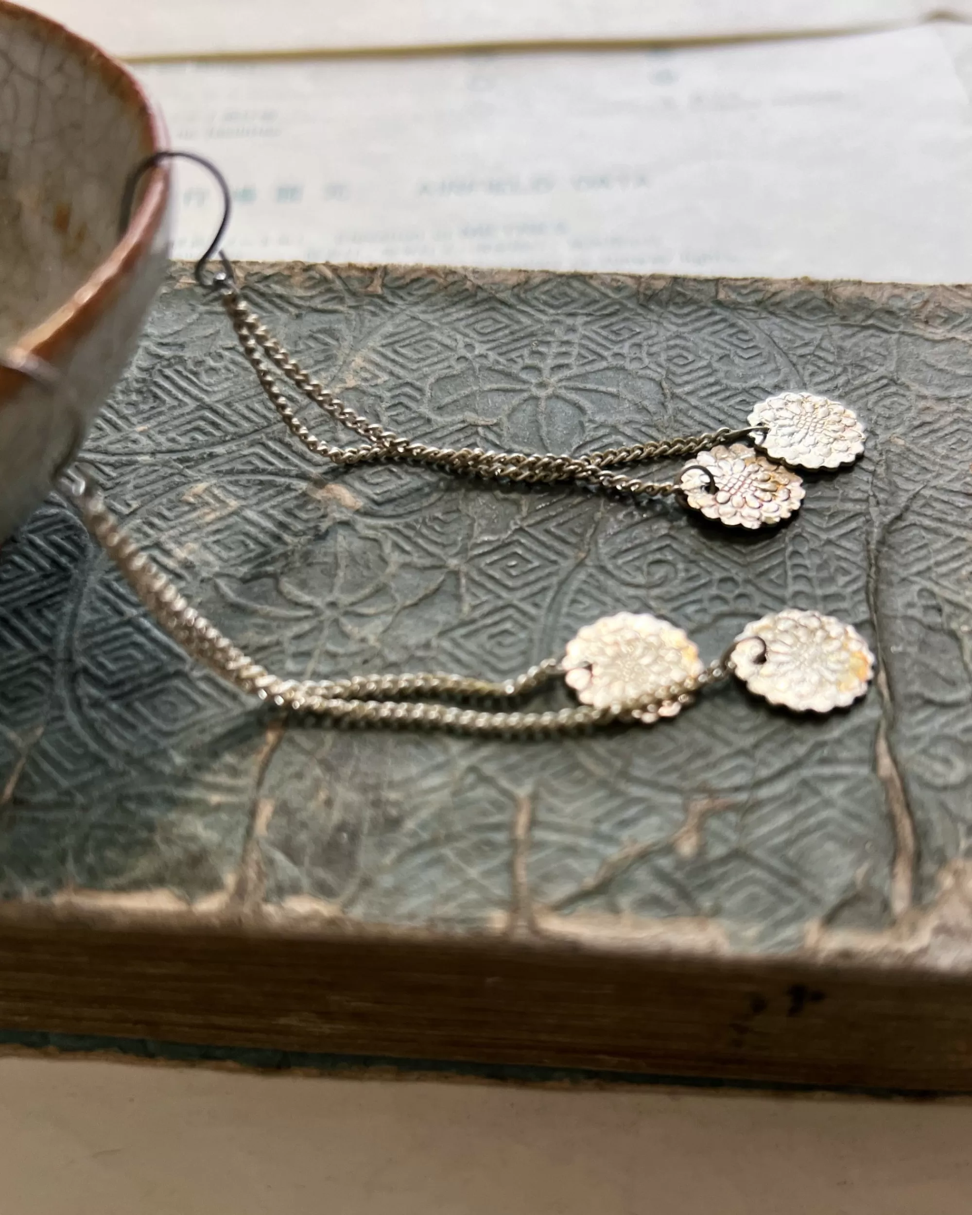 modern marcel : Boucles D'Oreilles Chrysantheme Vintage Online