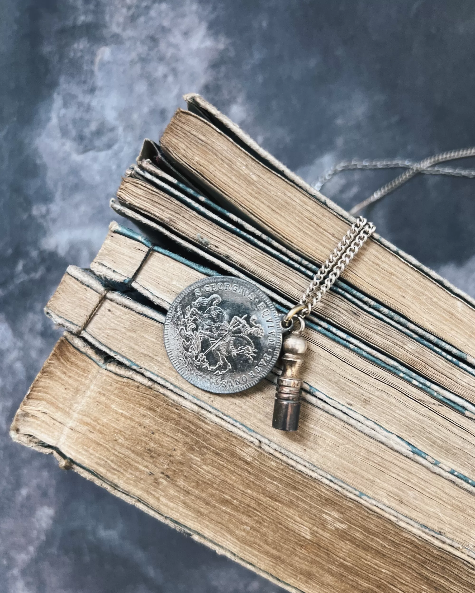 modern marcel : Collier Medaillon Vintage Flash Sale