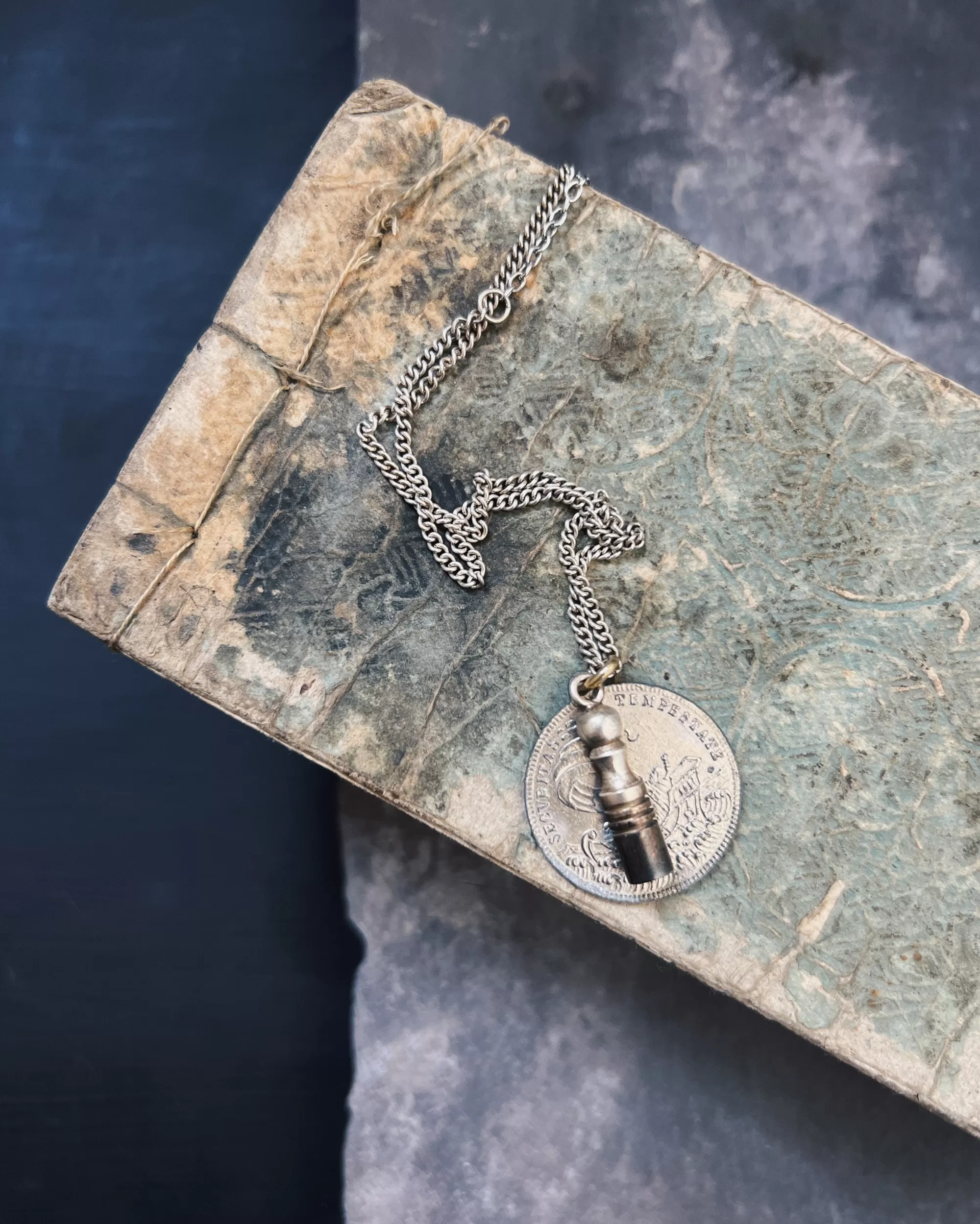 modern marcel : Collier Medaillon Vintage Flash Sale