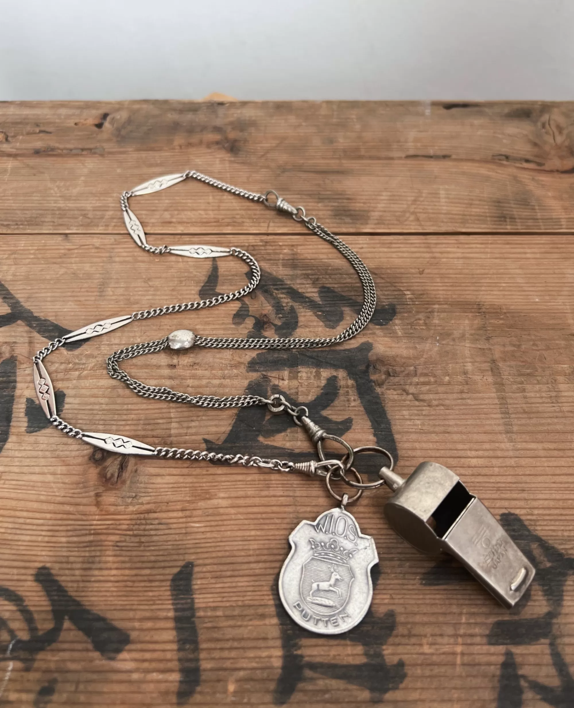 modern marcel : Collier Sifflet Vintage Fashion