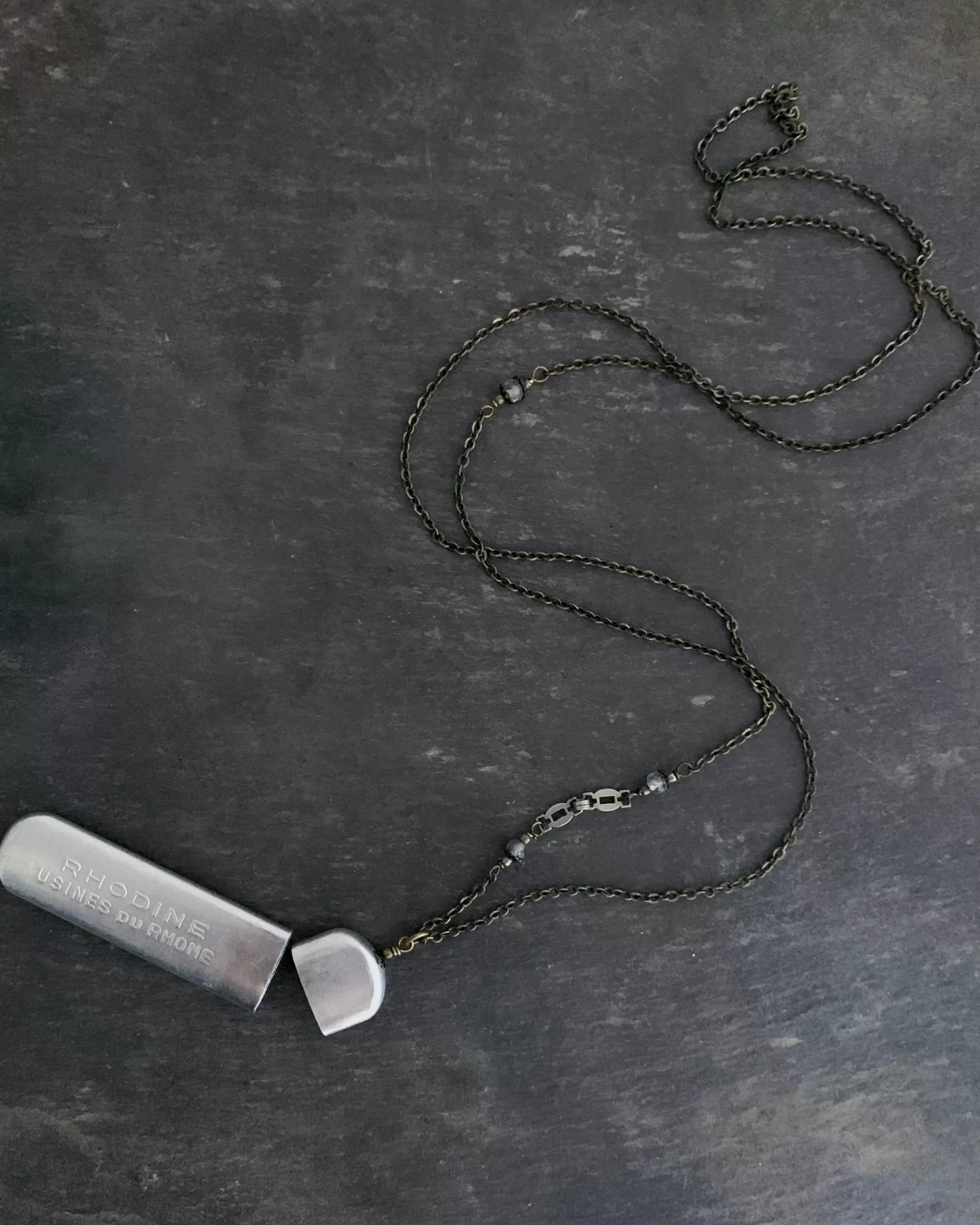 tabito : Collier En Laiton Avec Pendentif Etui A Aspirine Vintage Store
