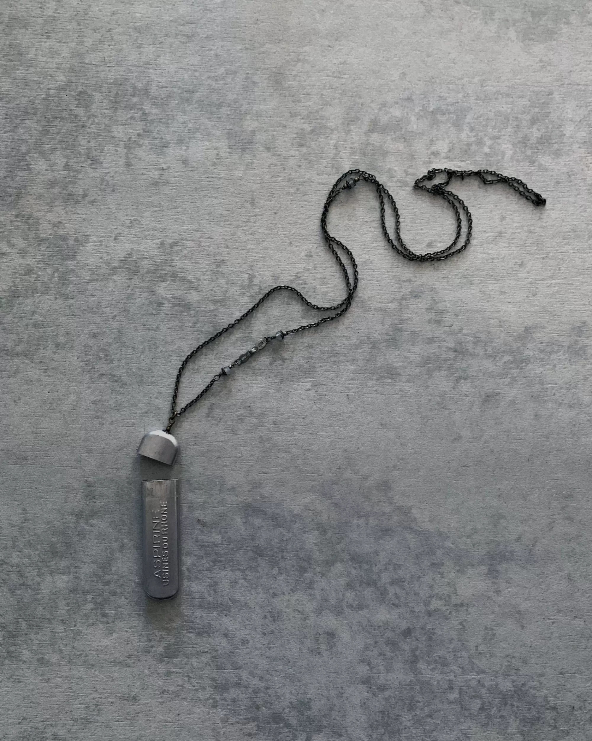 tabito : Collier En Laiton Avec Pendentif Etui A Aspirine Vintage Store