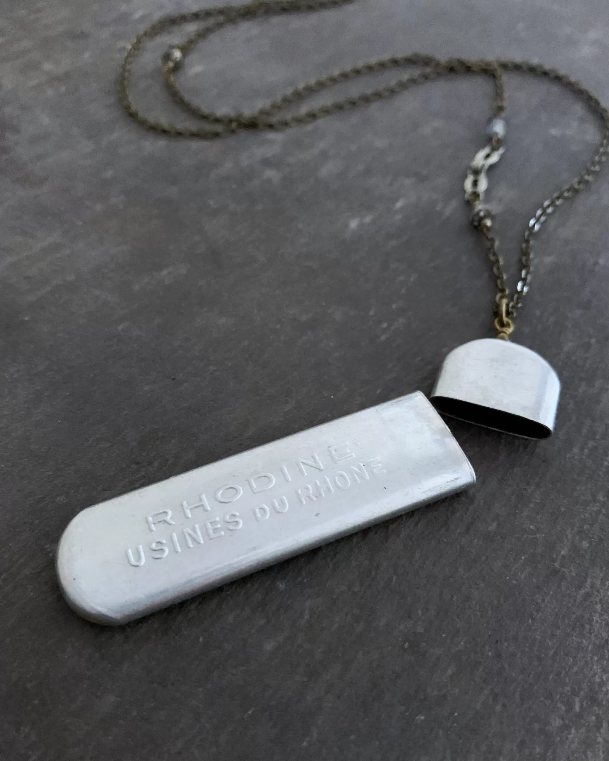 tabito : Collier En Laiton Avec Pendentif Etui A Aspirine Vintage Store