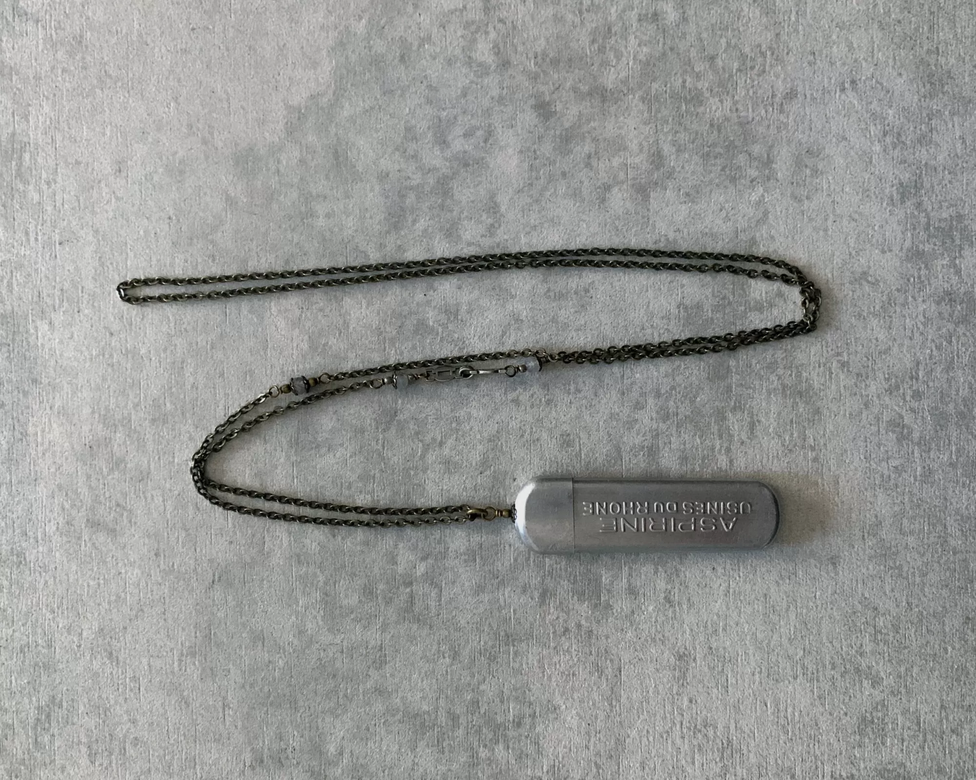 tabito : Collier En Laiton Avec Pendentif Etui A Aspirine Vintage Store
