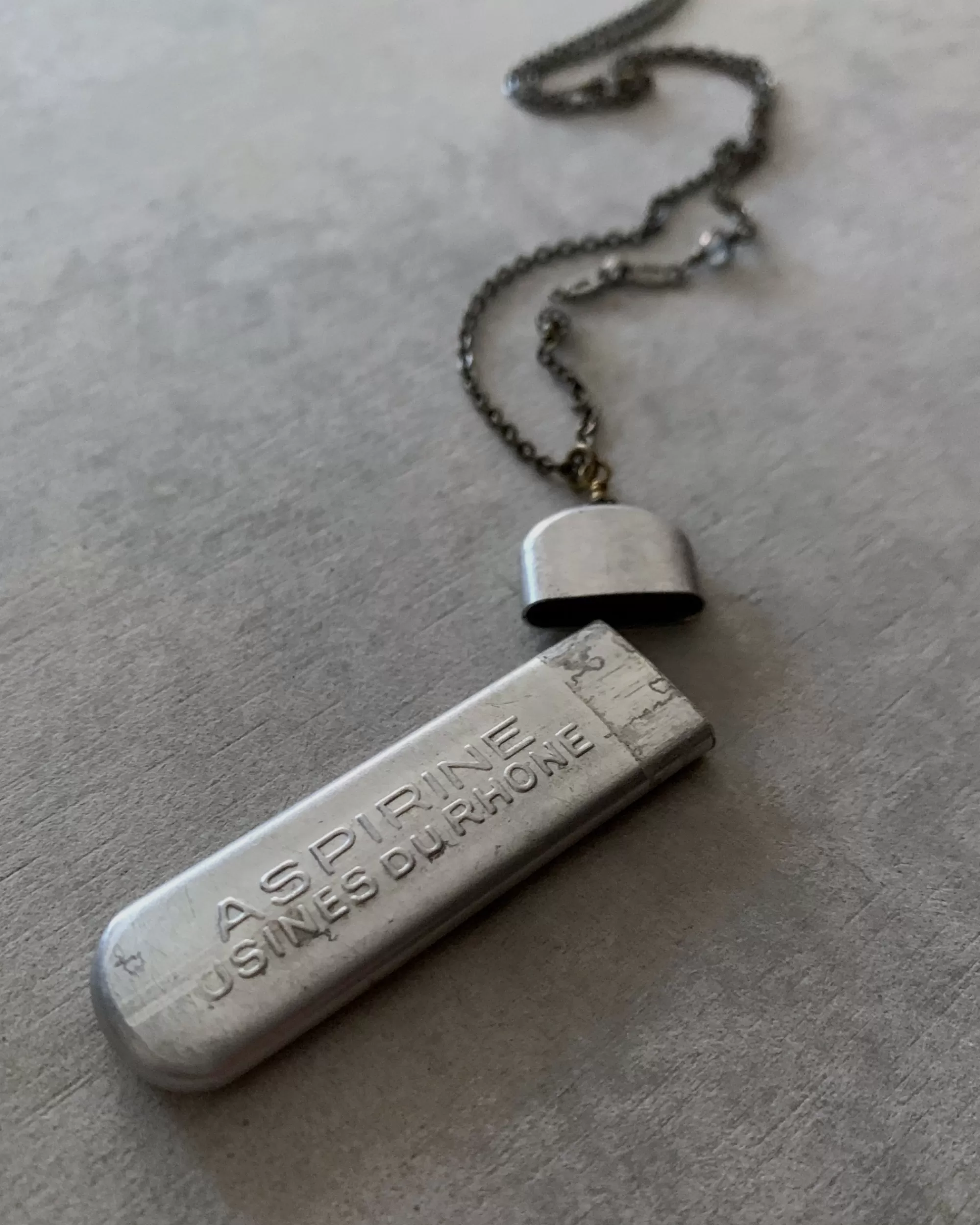 tabito : Collier En Laiton Avec Pendentif Etui A Aspirine Vintage Store