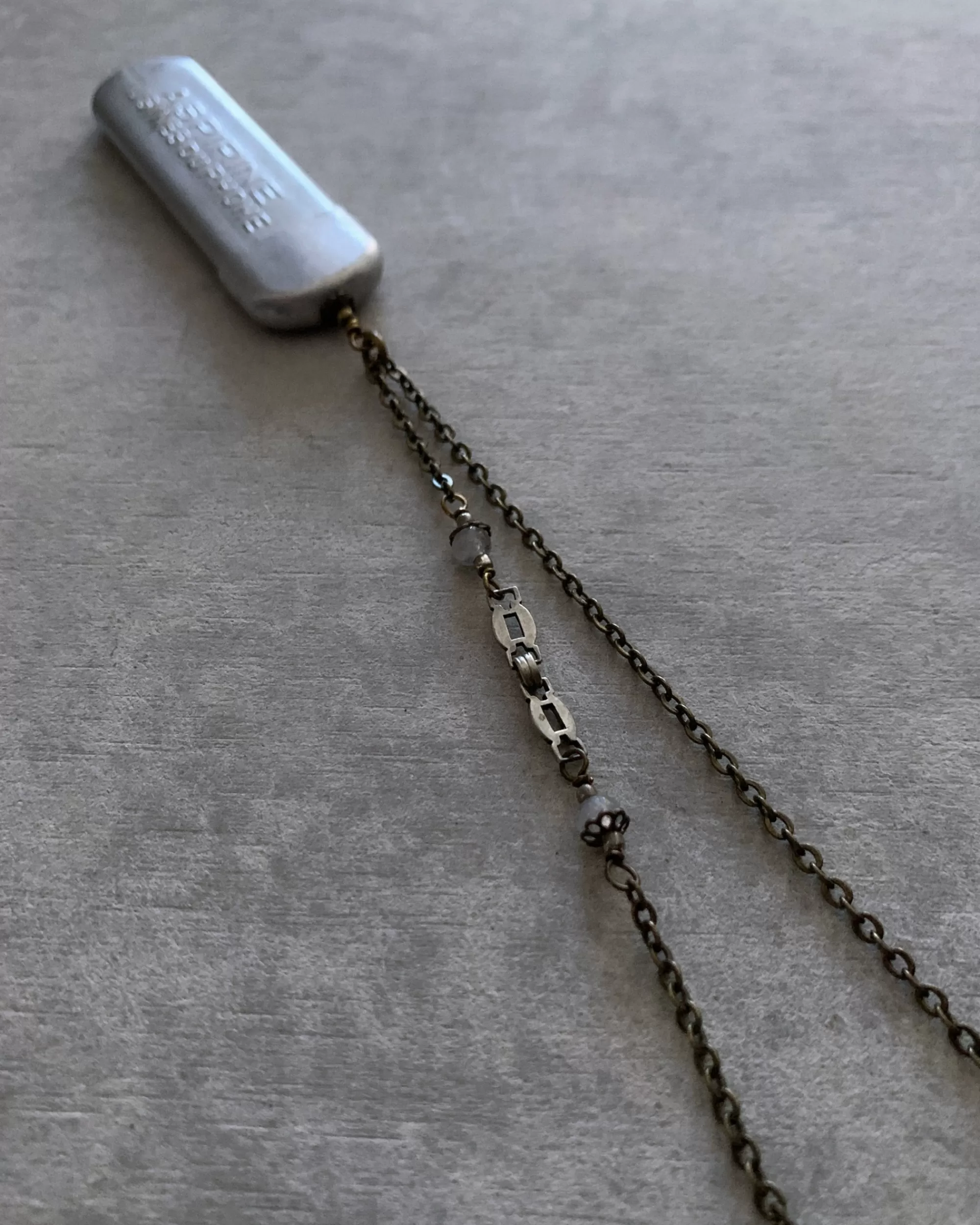tabito : Collier En Laiton Avec Pendentif Etui A Aspirine Vintage Store