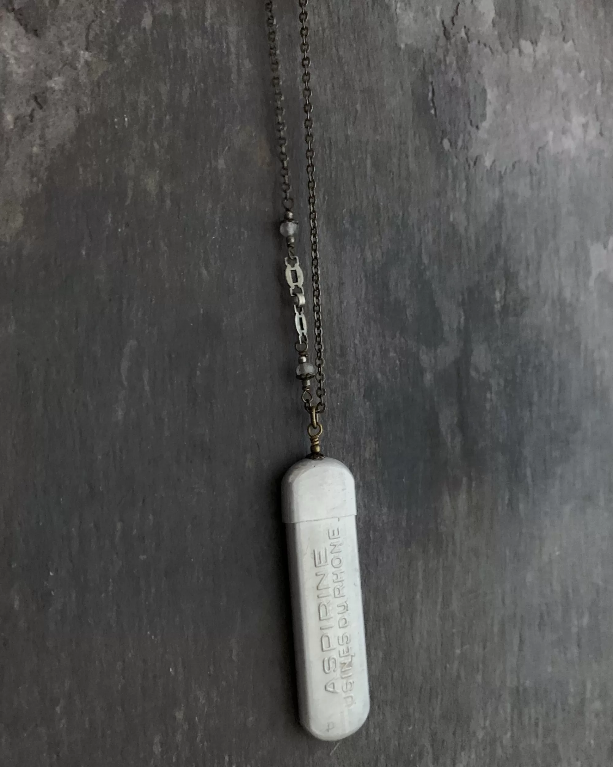 tabito : Collier En Laiton Avec Pendentif Etui A Aspirine Vintage Store