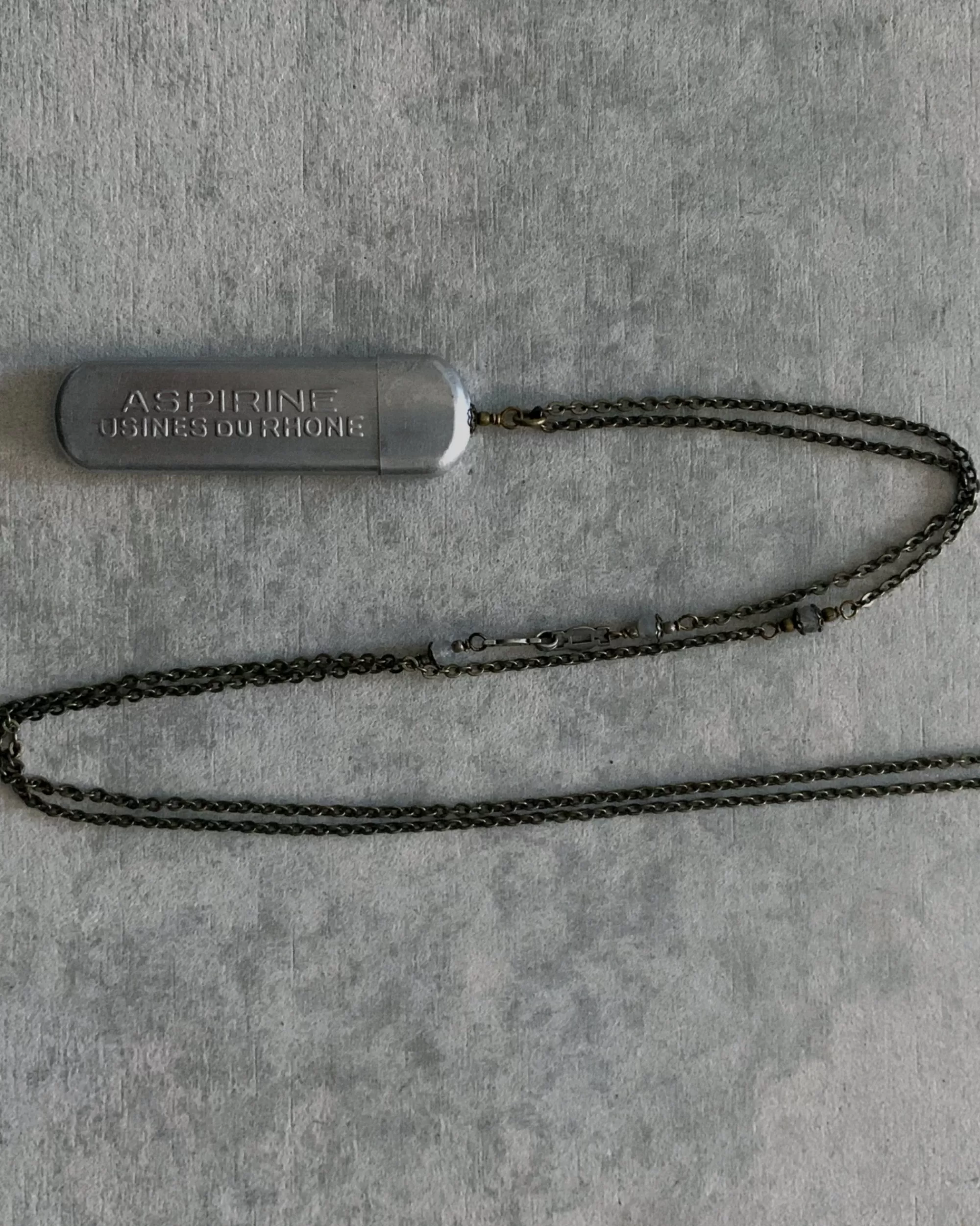 tabito : Collier En Laiton Avec Pendentif Etui A Aspirine Vintage Store
